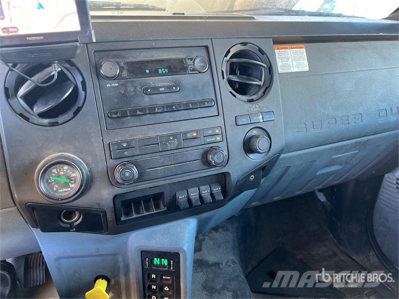 Ford F-750 4x2 Flatbed Truck Flakbilar