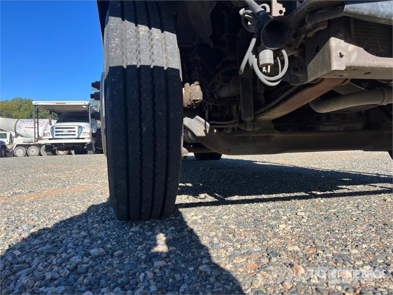 Ford F-750 4x2 Flatbed Truck Flakbilar