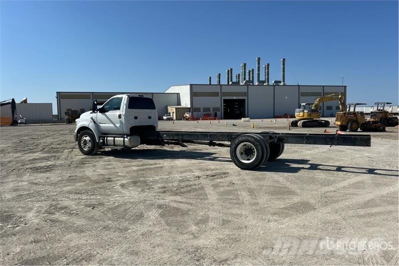 Ford F-750 Super Duty 4x2 Cab and Chassis Kabine i unutrašnjost