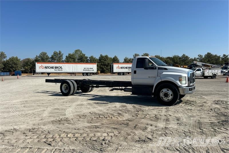 Ford F-750 Super Duty 4x2 Cab and Chassis Kabine i unutrašnjost