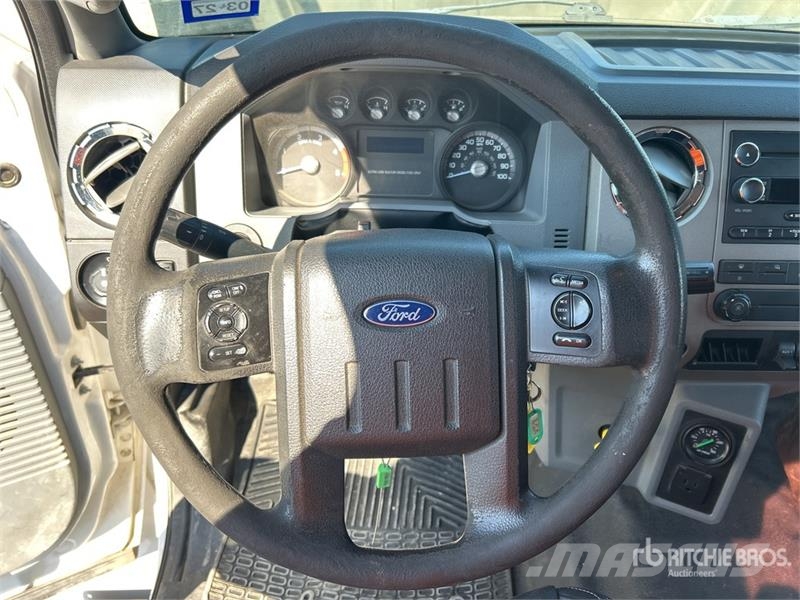 Ford F-750 Super Duty 4x2 Cab and Chassis Kabine i unutrašnjost