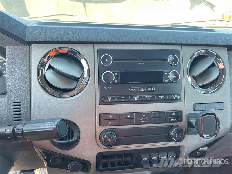 Ford F-750 Super Duty 4x2 Cab and Chassis Kabine i unutrašnjost