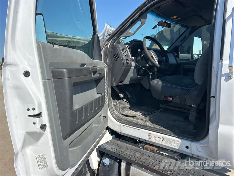 Ford F-750 Super Duty 4x2 Cab and Chassis Kabine i unutrašnjost