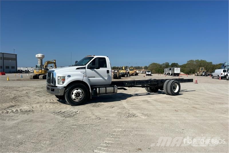 Ford F-750 Super Duty 4x2 Cab and Chassis Kabine i unutrašnjost