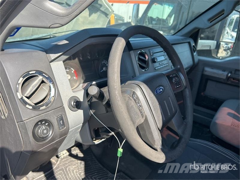 Ford F-750 Super Duty 4x2 Cab and Chassis Kabine i unutrašnjost