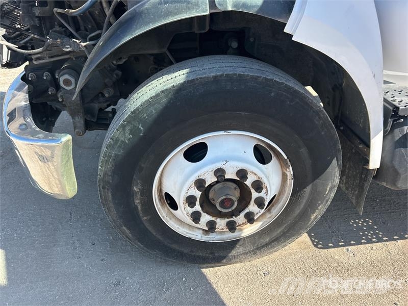 Ford F-750 Super Duty 4x2 Cab and Chassis Kabine i unutrašnjost