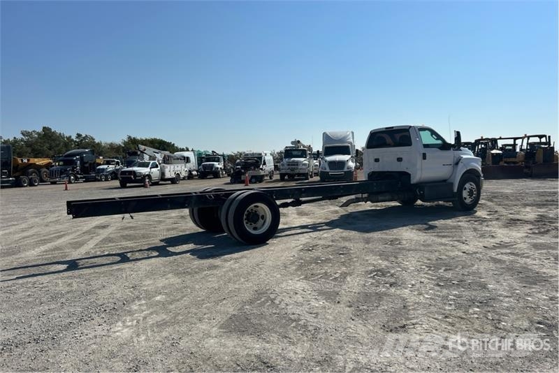 Ford F-750 Super Duty 4x2 Cab and Chassis Kabine i unutrašnjost