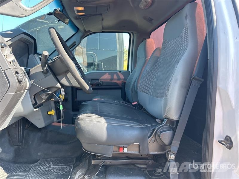 Ford F-750 Super Duty 4x2 Cab and Chassis Kabine i unutrašnjost