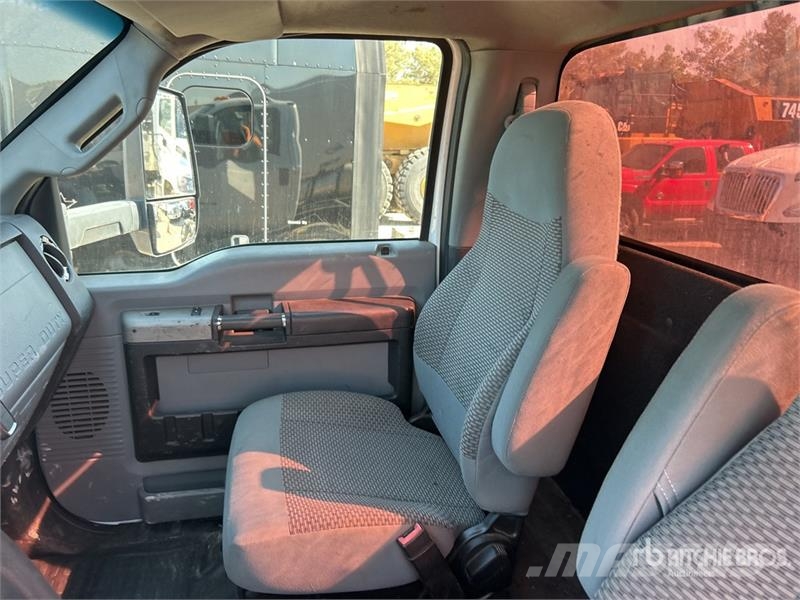 Ford F-750 Super Duty 4x2 Cab and Chassis Kabine i unutrašnjost