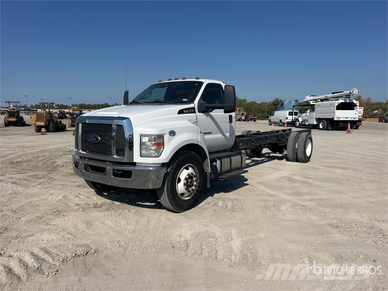 Ford F-750 Super Duty 4x2 Cab and Chassis Kabine i unutrašnjost