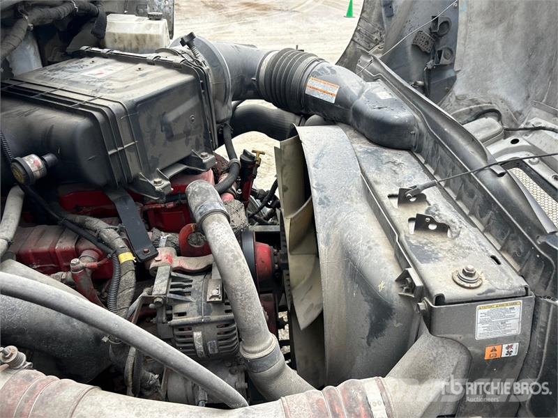 Ford F-750 XL 4x2 Van Truck Грузовики-Фургоны