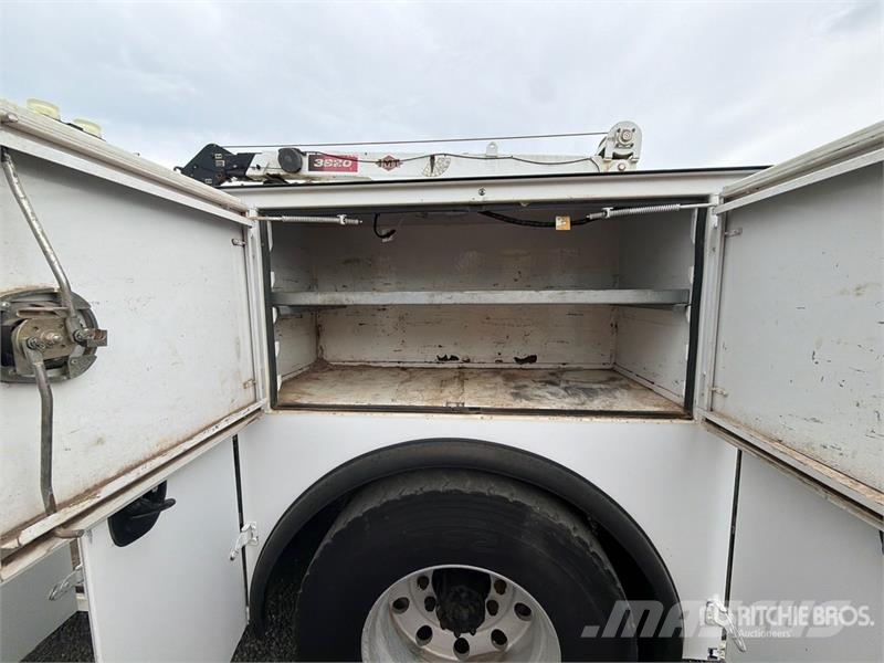 Ford F-750 XLT 4x2 Service Truck Общински/универсални превозни средства
