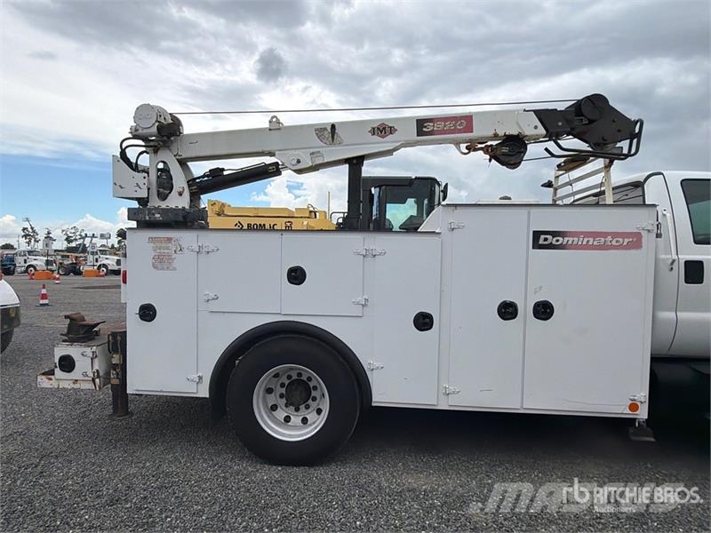 Ford F-750 XLT 4x2 Service Truck Общински/универсални превозни средства
