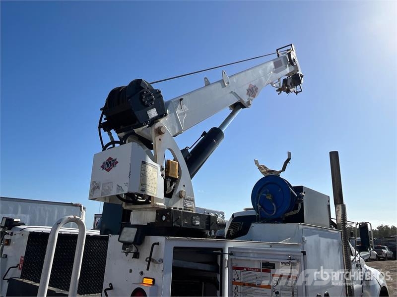 Ford F-750 XLT 4x2 Service Truck مركبات الأغراض العامة