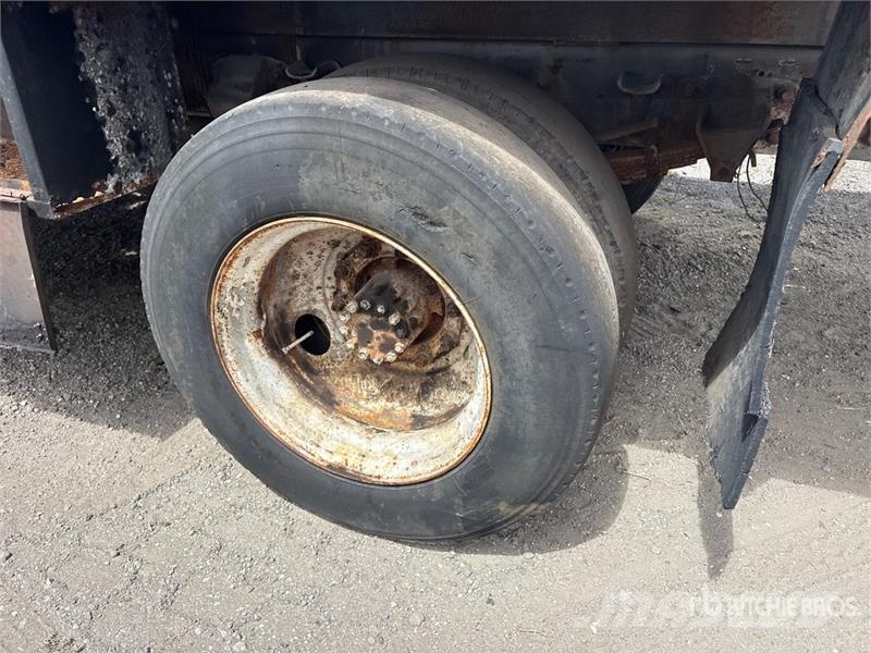Ford F-800 Flatbed Truck Platós / Ponyvás teherautók