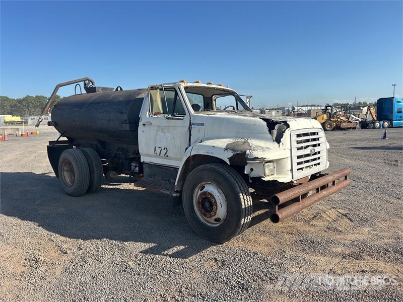 Ford F800 1500 gal 4x2 Tanker Truck タンカートラック
