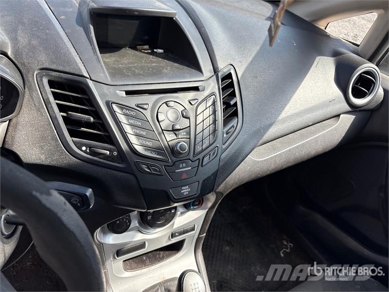 Ford Fiesta SE Automobile (Inoperable) Avtomobili