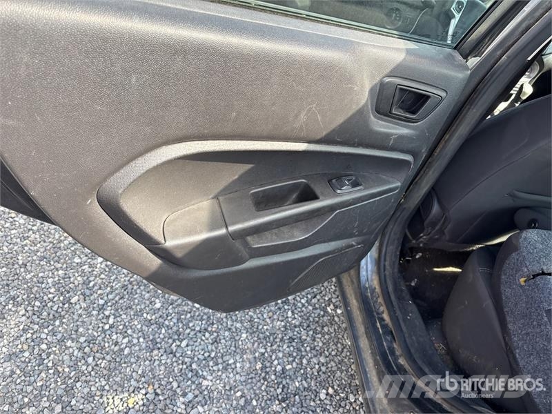 Ford Fiesta SE Automobile (Inoperable) Avtomobili