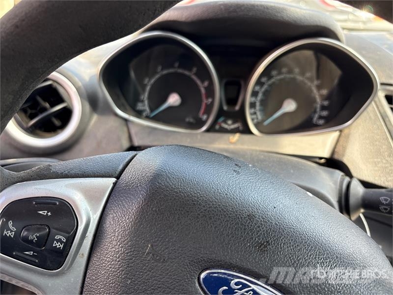 Ford Fiesta SE Automobile (Inoperable) Avtomobili