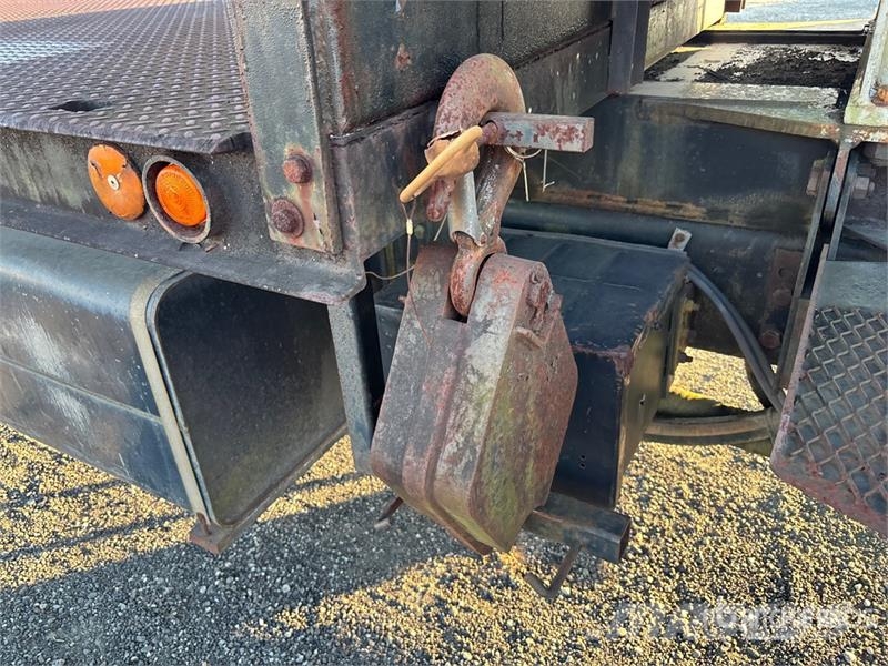 Ford L7000 Tovornjaki z žerjavom
