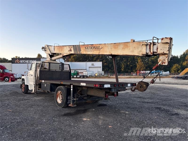 Ford L7000 Tovornjaki z žerjavom