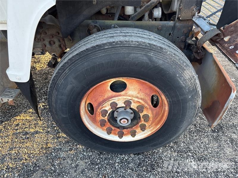 Ford L7000 Tovornjaki z žerjavom