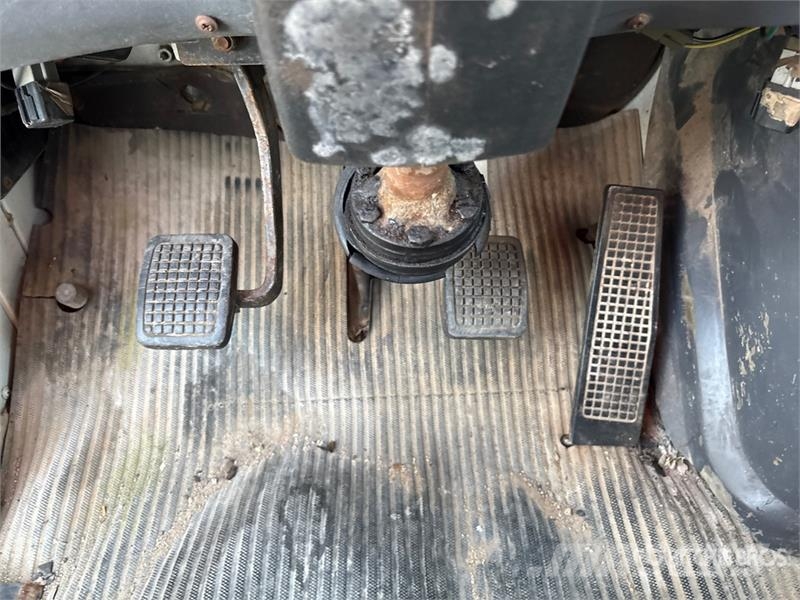 Ford L7000 Tovornjaki z žerjavom