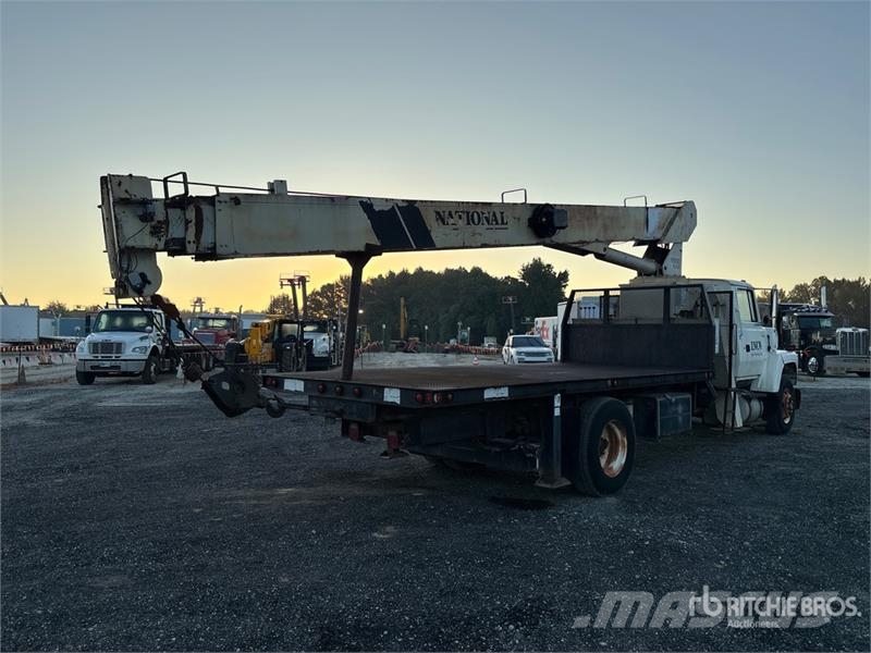 Ford L7000 Tovornjaki z žerjavom