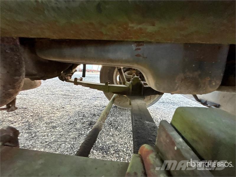 Ford L7000 Tovornjaki z žerjavom
