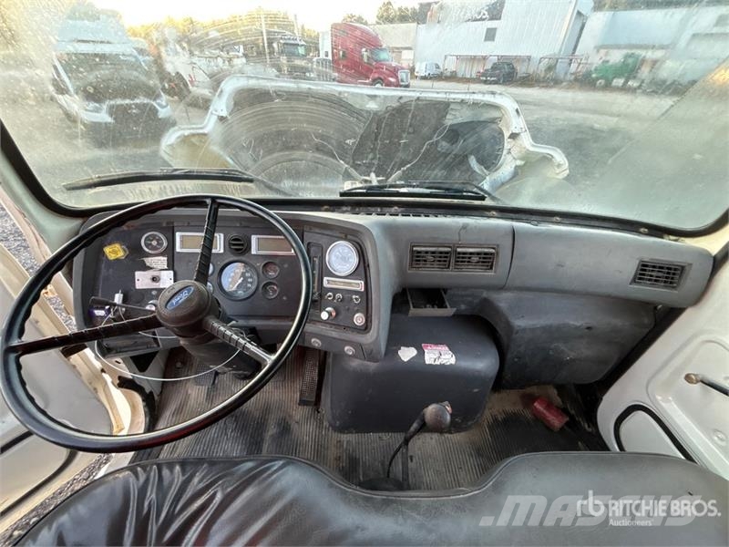Ford L7000 Tovornjaki z žerjavom