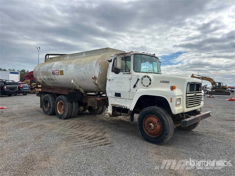 Ford L8000 水罐车