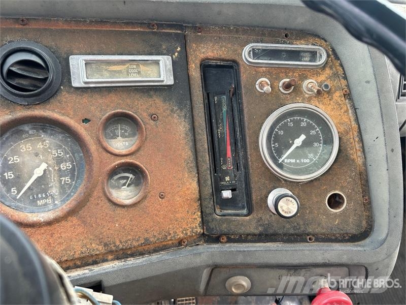 Ford L8000 水罐车
