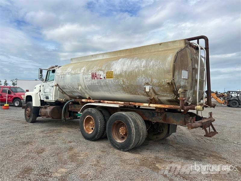 Ford L8000 水罐车