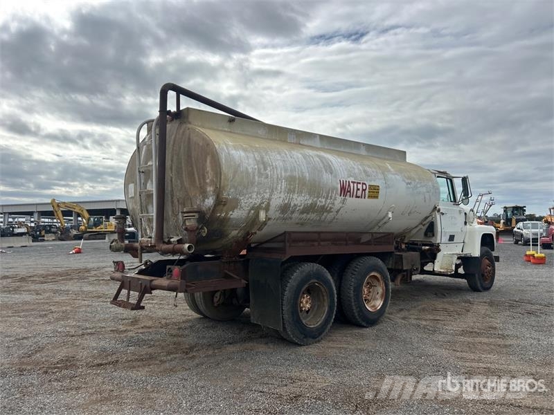 Ford L8000 水罐车