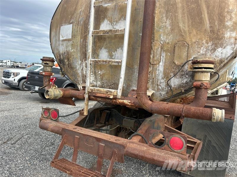 Ford L8000 水罐车