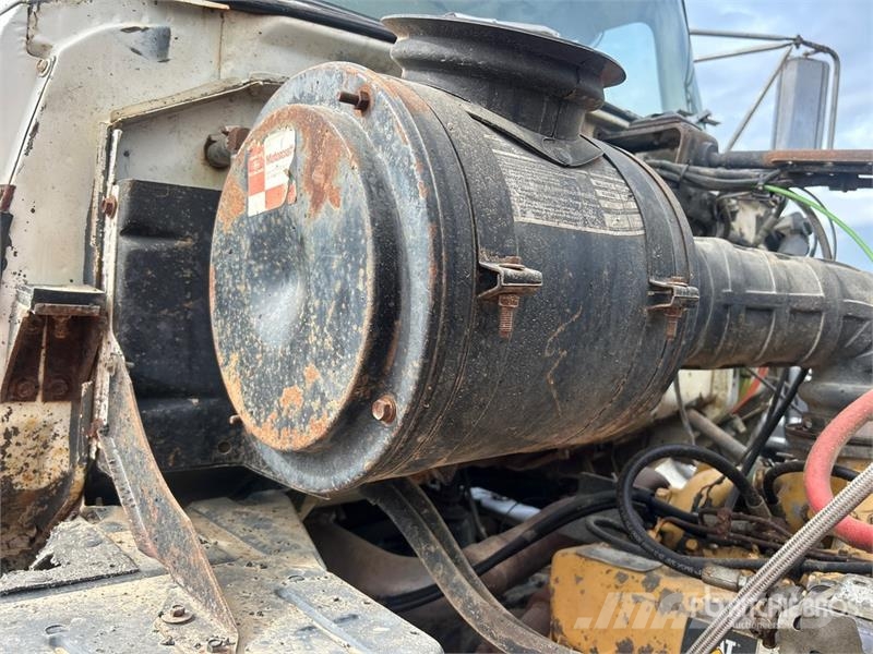 Ford L8000 水罐车
