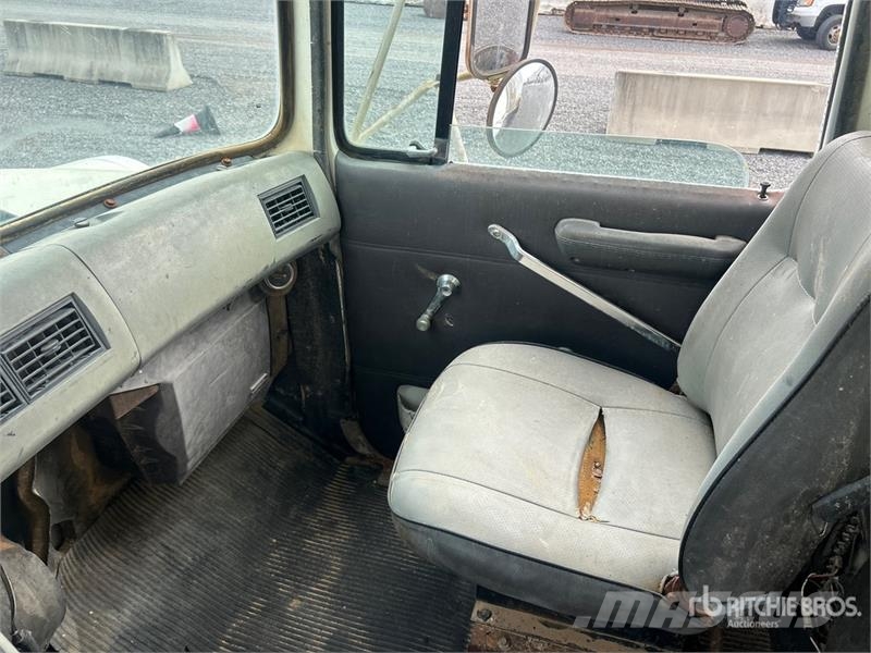Ford L8000 水罐车