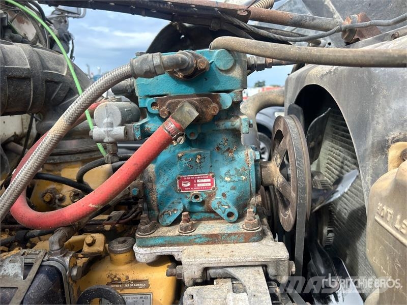 Ford L8000 水罐车