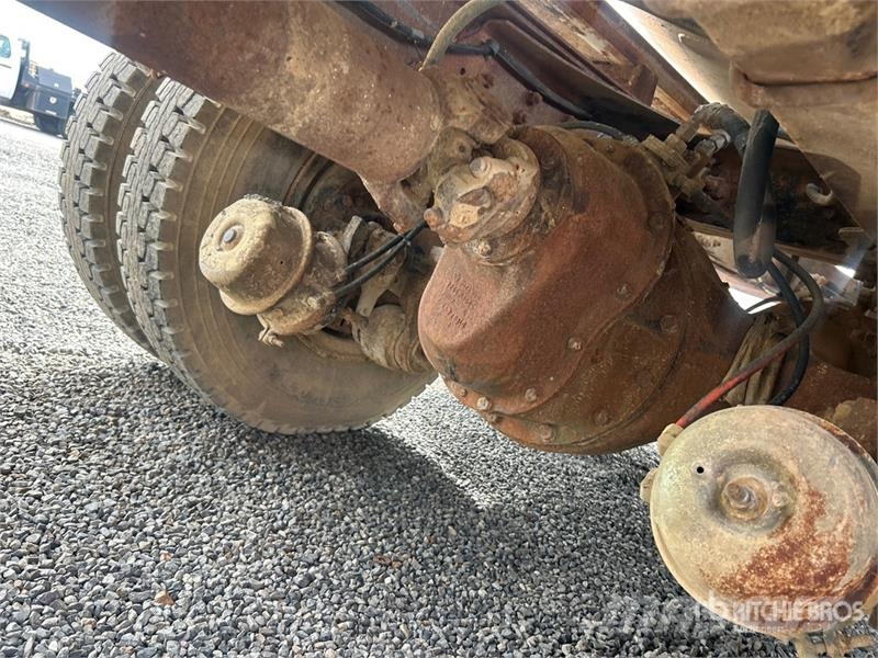 Ford L8000 水罐车