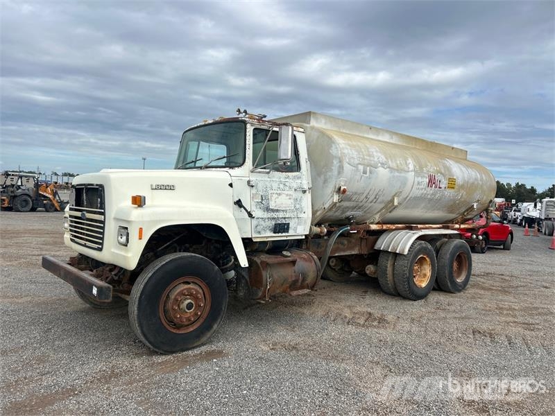 Ford L8000 水罐车