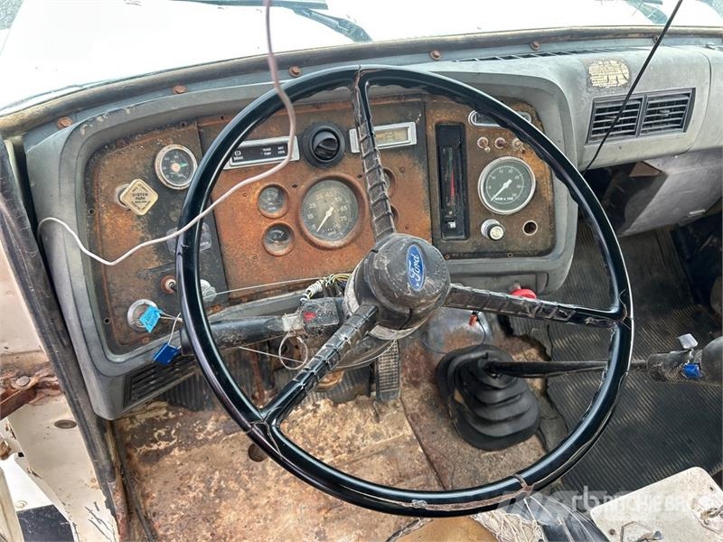Ford L8000 水罐车