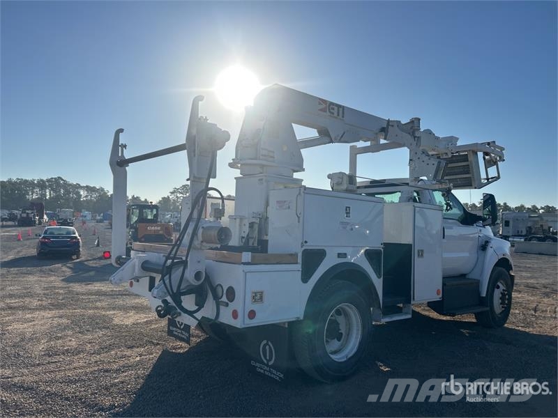 Ford LR800-40 35 ft on Ford F-750 4x2 Cable Placer Buck Camion nacelle