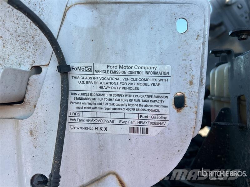 Ford LR800-40 35 ft on Ford F-750 4x2 Cable Placer Buck Camion nacelle