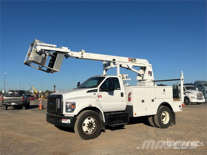 Ford LR800-40 35 ft on Ford F-750 4x2 Cable Placer Buck Camion nacelle