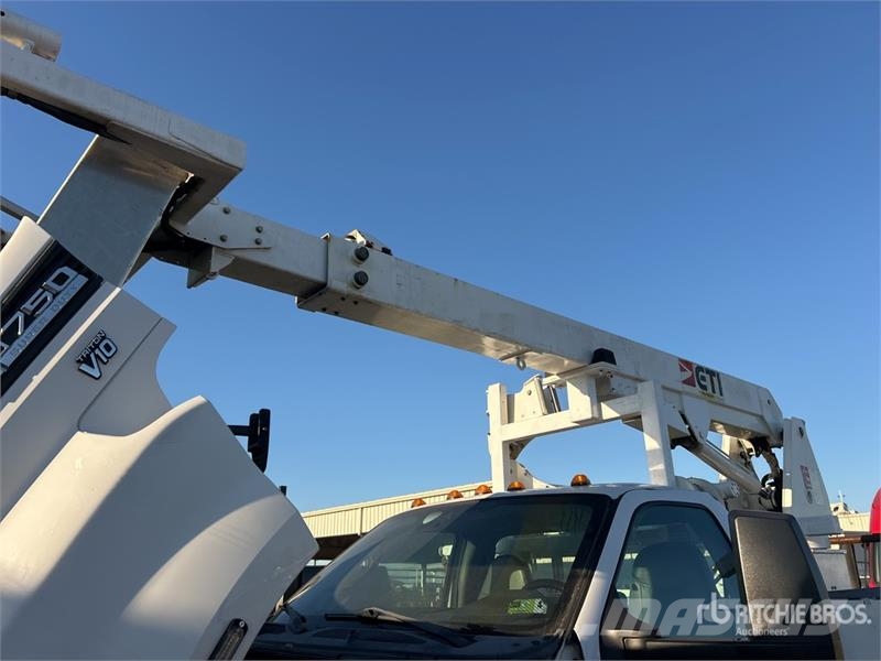 Ford LR800-40 35 ft on Ford F-750 4x2 Cable Placer Buck Camion nacelle