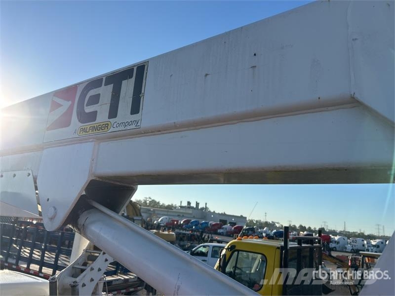 Ford LR800-40 35 ft on Ford F-750 4x2 Cable Placer Buck Camion nacelle