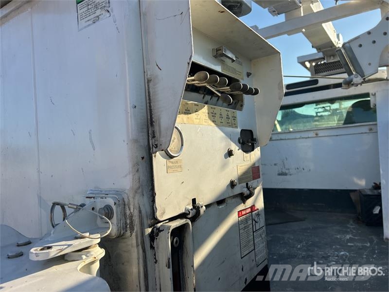 Ford LR800-40 35 ft on Ford F-750 4x2 Cable Placer Buck Camion nacelle
