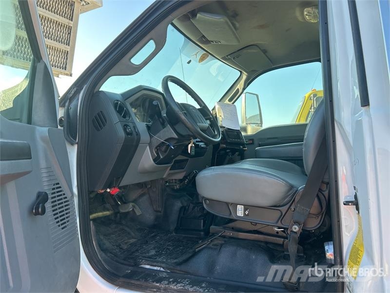 Ford LR800-40 35 ft on Ford F-750 4x2 Cable Placer Buck Camion nacelle