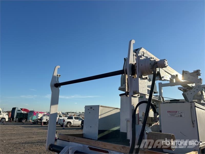 Ford LR800-40 35 ft on Ford F-750 4x2 Cable Placer Buck Camion nacelle