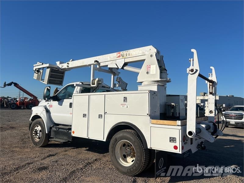 Ford LR800-40 35 ft on Ford F-750 4x2 Cable Placer Buck Camion nacelle